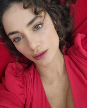 Denise Capezza Instagram - Aşk ve kan, tutku ve öfke.  Tüm bu zıtlıkları kapsayan kırmızı.. Aniesi  için en uygun renk❤️
Bu akşam görüşürüz!
@sakirpasaailesi_ 
#şakirpaşaailesi