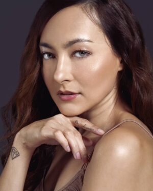 Dewi Rezer Instagram - Together through life ♥️
.
.
Studio @riverbrick_photography @riverbricklab 
Photographer @riandaaltera 
Stylist @sonyasarah_ 
Mua @shendymlunar_mua 
Retoucher @andhikadhika