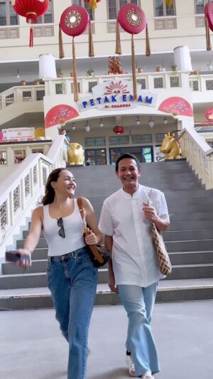 Dewi Rezer Instagram - Kali ini kita kulineran di Petak Enam, makanan di sana enak-enak banget . Konsep nya kaya foodcourt gt tapi emang agak panas sih , tapi gak papa deh terbayar dengan endul nya makanan yang kita beli apalagi si cempedak goreng cik Linahhhhhhhhh wow emejing 🤣🤣🤣nyesel cuma beli 1 !