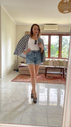 Dewi Rezer Instagram - Bombastic side eye 👁️
Shoes @jethebrand 
Top and bottom @zara 
Blazer my mum’s Vintage collection