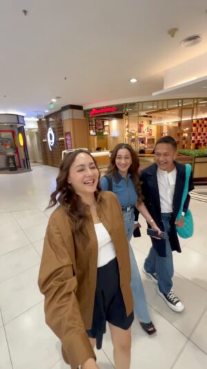 Dewi Rezer Instagram - Emang boleh se asik ini makan trendy brg bestie??
.
.
Dewi Rezer is wearing @litti___ 
Saira Nisar is wearing @titiessapoetraofficial @titiessapoetra 
Erfan Haryando is wearing @minimalism_id