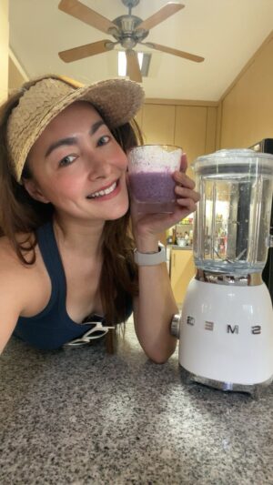Dewi Rezer Instagram - Emang boleh buat yogurt smoothies se enak iniyh budahhh??? 🤣🤣🤣
@smeg.id 
Recipe for 1 serving:
1/3 cup greek yogurt 
1/3 cup fresh milk / or any milk
1/4 cup frozen blueberries 
1/3 cup ice cubes
1 tbs honey

Blend everything for 40 seconds and enjoy ❤️✨🥤