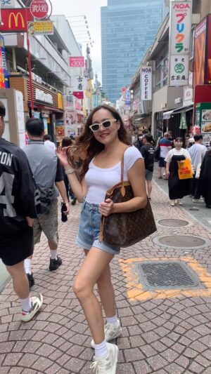 Dewi Rezer Instagram - Following this trend ❤️