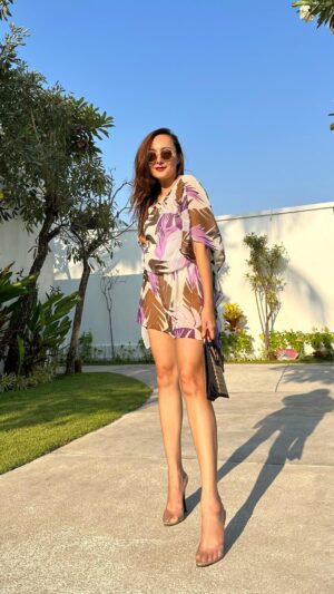 Dewi Rezer Instagram - Life is a party … dress for it ❤️
•
Wearing @jesuis_flirt , amazing design by @aishaarroundtheworld