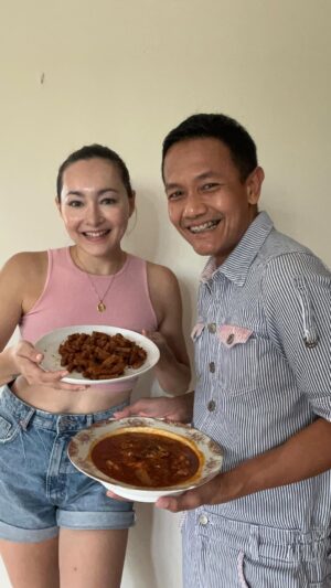 Dewi Rezer Instagram - Makan siang bareng bestie sekalian aku yg masakin nyamm enak bgt degh #bestie #homecooking #masakanrumahan