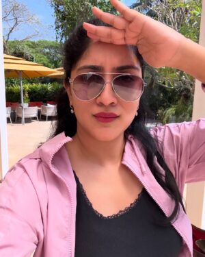 Dhanya Balakrishna Instagram - Vibe check in black! 🎵🎧 #weekend