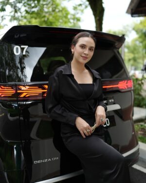 Diana Danielle Instagram - Just when you thought luxury had peaked, Denza D9 said, hold my charging cable ⚡️✨ 
Time to redefine sophistication with a ride that’s as smooth as my morning coffee. Who’s hopping in?

#DENZAD9 #DENZAD9Launch #DENZAMY
#RedefiningSophistication #NewEnergyVehicles”

@denza_malaysia
@bydasiapacific