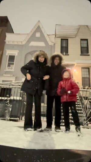 Didem Uzel Instagram - O geceye ait bir anımız kalsın istedim… New York soğuğunu hatırladığım ve popomun donduğu, ayaklarımı ve ellerimi hissetmeden eve döndüğüm gece. Ama görüldüğü üzere herkes mutlu ♥️ @v.selimsari @leoaslansari #newyork #brooklyn