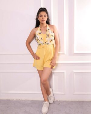 Diljott Instagram - 💛Manifesting Love💛

.
Outfit: @retrostage_official 
Clicks: @krsna_captures
HMUA: @hairmakeupbypriyanka
Studio: @overthemoonartstudio