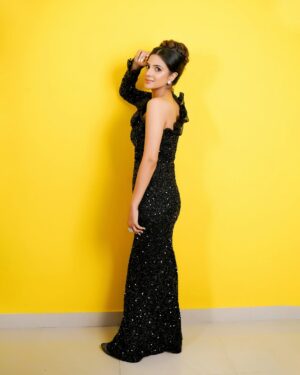 Diljott Instagram - 🖤💛💛🖤

.
Outfit: @chicwish
Clicks: @piktur3
Jewels: @jazbaatjewels
Hmua: @cleopatraindia
Location: @flashonstudios_