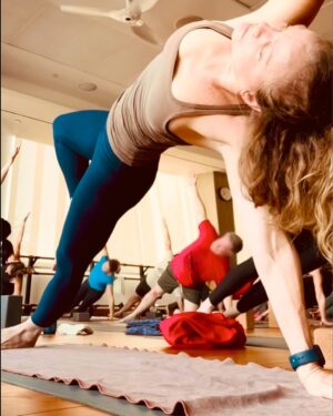 Dina Meyer Instagram - Morning stretch. 🧘‍♀️
Side Plank & Wheel

#yoga #strength #fit #flexibility #strong #healthy #carnivore #starshiptroopers #dizzy #mondaymotivation