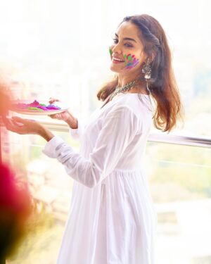 Dissha Pardeshi Instagram - Happy Holi 🌈
