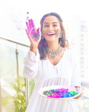 Dissha Pardeshi Instagram - Happy Holi 🌈