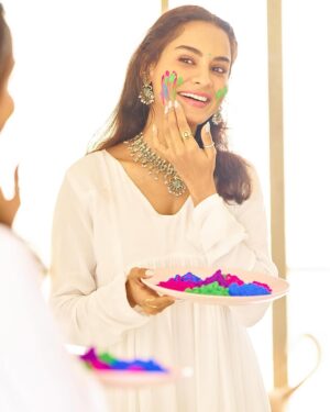 Dissha Pardeshi Instagram - Happy Holi 🌈