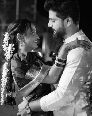 Divya Pugaonkar Instagram - ✨💍♥️🥰
#FromFacebookToPheras ✨

Pictures by @stillphotography.in 
Jewellery by @pngjewellers 
Makeup by @shalakas_makeup_artistry 
Draping by @shwetapandey_makeup 
Hair by @heena_makeupartist7 
Styled by @shalmalee_t 
Mehendi by @kkanchan_mehendi_ 
Socials, Management & PR- @n.i.d.s_ @wechitramedia 
.
.
#DivyAkshay #FromFacebookToPheras #DivyaAkshay #Engagement