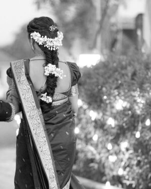 Divya Pugaonkar Instagram - ✨💍♥️🥰
#FromFacebookToPheras ✨

Pictures by @stillphotography.in 
Jewellery by @pngjewellers 
Makeup by @shalakas_makeup_artistry 
Draping by @shwetapandey_makeup 
Hair by @heena_makeupartist7 
Styled by @shalmalee_t 
Mehendi by @kkanchan_mehendi_ 
Socials, Management & PR- @n.i.d.s_ @wechitramedia 
.
.
#DivyAkshay #FromFacebookToPheras #DivyaAkshay #Engagement