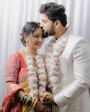 Divya Pugaonkar Instagram - Hello from Mr & Mrs Gharat✨
.
Pictures by @stillphotography.in 
Makeup @madhurikhese_makeupartist 
Jewellery @pngjewellers 
Styled by @blush_bhakti 
Saree Drapping @sareedrapist_arti 
Garlands by @swatiwaghcreation 
Mundavlya @tanuleecreations 
Wedding management @n.i.d.s_ 
Socials & PR @wechitramedia 
.
#FromFacebookToPheras #DivyAkshay #DivyaAkshay #Wedding #Blessed