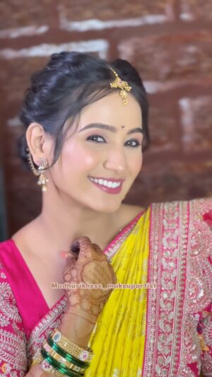 Divya Pugaonkar Instagram - Her Big Day, My Artistry..!✨ 
अनेक सेलिब्रिटी वेडींग केले आहेत… पण इतकी चिल आणि प्रेमात असलेली Bride कधीतरी पहायला मिळते… दिव्या तु मला तुझ्या स्पेशल दिवसासाठी निवडले यासाठी Thank You! खुप मज्जा आली तुला सजवताना..!❤️ 
तुला आणि अक्षयला माझ्याकडुन व पुर्ण टिम कडून खूप खूप शुभेच्छा! दोघेही कायम अखंड प्रेमात राहा… आणि आपण पुन्हा एकत्र काम करूच..!🥰

Celebrity Bride - @divyasubhashpugaonkar_official 
Makeup - @madhurikhese_makeupartist 
Saree Drapping - @sareedrapist_arti 
Jewellery @pngjewellers 
Styled by @blushbybhakti
Wedding managed by @wechitramedia 

#madhurikhesemakeupartist #celebritymakeupartist #makeupartist #celebritywedding #divyasubhash #marathicelebrity