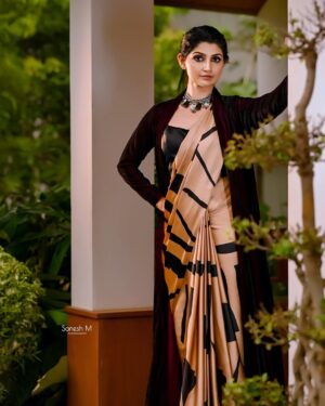 Divyaa Unni Instagram - Redefining saree goals…. 

Dop: @saneshphotography 

 Edit:  @shibu.bokehpix 

In frame: @divyaaunni 
Make up: @ajayanmakeupartist
Stylist: @stylist_jishaprasad 
Costume: @allonawallkochi 
Designer: @anitha_allonawall 
Location: Dr Aby Lukose’s Residence, Irimpanam
