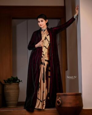 Divyaa Unni Instagram - Redefining saree goals…. 

Dop: @saneshphotography 

 Edit:  @shibu.bokehpix 

In frame: @divyaaunni 
Make up: @ajayanmakeupartist
Stylist: @stylist_jishaprasad 
Costume: @allonawallkochi 
Designer: @anitha_allonawall 
Location: Dr Aby Lukose’s Residence, Irimpanam