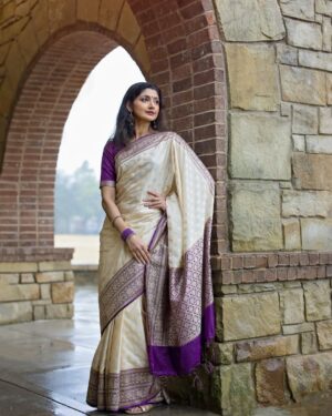 Divyaa Unni Instagram - White and purple elegance 🤍💜
Wearing a beautiful saree by @the.luxethreads 
PC: @vvaranasiphotography