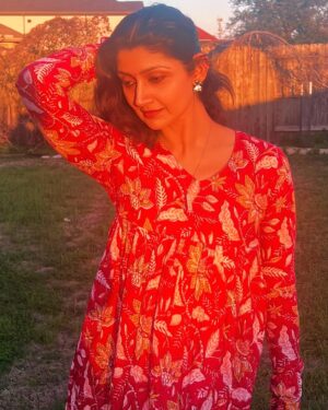 Divyaa Unni Instagram - #radiantred #clickedbydaughterdearest 
Outfit @thewestloom