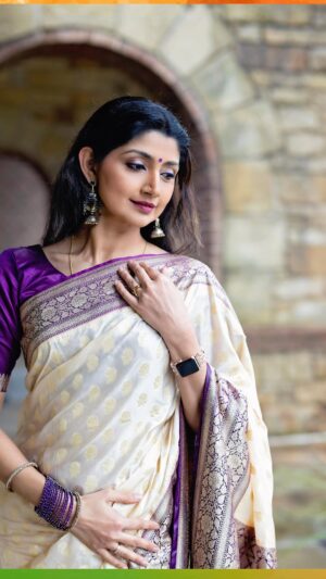 Divyaa Unni Instagram - #republicday 🇮🇳

Video @vvaranasiphotography 
Saree @the.luxethreads