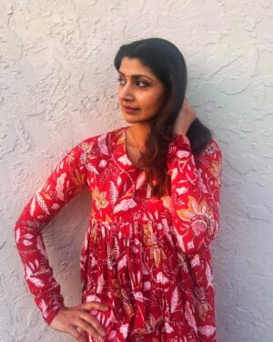 Divyaa Unni Instagram - #radiantred #clickedbydaughterdearest 
Outfit @thewestloom