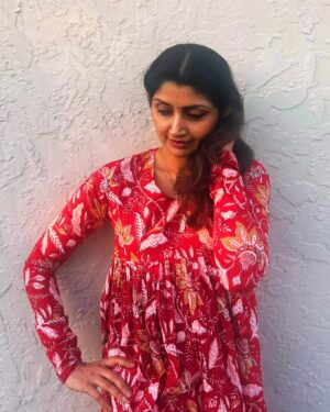 Divyaa Unni Instagram - #radiantred #clickedbydaughterdearest 
Outfit @thewestloom