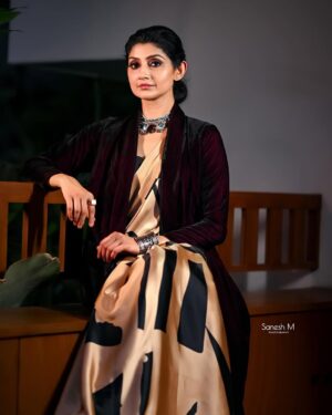 Divyaa Unni Instagram - Redefining saree goals…. 

Dop: @saneshphotography 

 Edit:  @shibu.bokehpix 

In frame: @divyaaunni 
Make up: @ajayanmakeupartist
Stylist: @stylist_jishaprasad 
Costume: @allonawallkochi 
Designer: @anitha_allonawall 
Location: Dr Aby Lukose’s Residence, Irimpanam