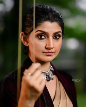 Divyaa Unni Instagram - Redefining saree goals…. 

Dop: @saneshphotography 

 Edit:  @shibu.bokehpix 

In frame: @divyaaunni 
Make up: @ajayanmakeupartist
Stylist: @stylist_jishaprasad 
Costume: @allonawallkochi 
Designer: @anitha_allonawall 
Location: Dr Aby Lukose’s Residence, Irimpanam