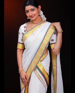 Divyaa Unni Instagram - Absolutely in love with this exquisite handloom set mundu featuring a stunning red and green kara and kasavu combo. Each thread is woven with meticulous care, showcasing the artistry and dedication that goes into every piece. 

This unique weave is a beautiful representation of the rich heritage of Balaramapuram, where traditional handloom craftsmanship thrives. Zaitra-Couture takes immense pride in bringing these artisanal creations to life and customizes each collection with passion.

I feel incredibly honored to wear and represent such a timeless work of art. Stay tuned for more glimpses of new gorgeous collections! 💚❤️ 

PC: @anoopupaasana 
Saree : @zaitra_couture 
Blouse design: @vasudevan.arun 

#zaitra_couture #zaitraweaves #handloomheritage #setmundu #setsaree #purehandloom #artisan #keralasaree #handloomcollection