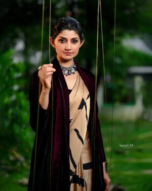 Divyaa Unni Instagram - Redefining saree goals…. 

Dop: @saneshphotography 

 Edit:  @shibu.bokehpix 

In frame: @divyaaunni 
Make up: @ajayanmakeupartist
Stylist: @stylist_jishaprasad 
Costume: @allonawallkochi 
Designer: @anitha_allonawall 
Location: Dr Aby Lukose’s Residence, Irimpanam