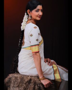 Divyaa Unni Instagram - Absolutely in love with this exquisite handloom set mundu featuring a stunning red and green kara and kasavu combo. Each thread is woven with meticulous care, showcasing the artistry and dedication that goes into every piece. 

This unique weave is a beautiful representation of the rich heritage of Balaramapuram, where traditional handloom craftsmanship thrives. Zaitra-Couture takes immense pride in bringing these artisanal creations to life and customizes each collection with passion.

I feel incredibly honored to wear and represent such a timeless work of art. Stay tuned for more glimpses of new gorgeous collections! 💚❤️ 

PC: @anoopupaasana 
Saree : @zaitra_couture 
Blouse design: @vasudevan.arun 

#zaitra_couture #zaitraweaves #handloomheritage #setmundu #setsaree #purehandloom #artisan #keralasaree #handloomcollection