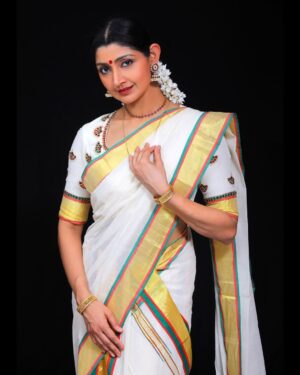Divyaa Unni Instagram - Absolutely in love with this exquisite handloom set mundu featuring a stunning red and green kara and kasavu combo. Each thread is woven with meticulous care, showcasing the artistry and dedication that goes into every piece. 

This unique weave is a beautiful representation of the rich heritage of Balaramapuram, where traditional handloom craftsmanship thrives. Zaitra-Couture takes immense pride in bringing these artisanal creations to life and customizes each collection with passion.

I feel incredibly honored to wear and represent such a timeless work of art. Stay tuned for more glimpses of new gorgeous collections! 💚❤️ 

PC: @anoopupaasana 
Saree : @zaitra_couture 
Blouse design: @vasudevan.arun 

#zaitra_couture #zaitraweaves #handloomheritage #setmundu #setsaree #purehandloom #artisan #keralasaree #handloomcollection