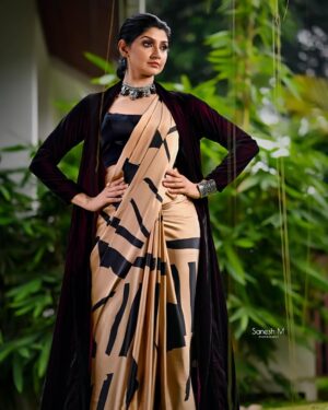 Divyaa Unni Instagram - Redefining saree goals…. 

Dop: @saneshphotography 

 Edit:  @shibu.bokehpix 

In frame: @divyaaunni 
Make up: @ajayanmakeupartist
Stylist: @stylist_jishaprasad 
Costume: @allonawallkochi 
Designer: @anitha_allonawall 
Location: Dr Aby Lukose’s Residence, Irimpanam