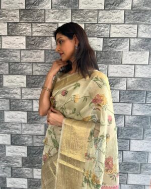 Divyaa Unni Instagram - “Wearing a beautiful saree by @threads_2_yards 
Thank you for this stunning piece!

Introducing ‘Kayalvizhi’ from the Premium Crush Tissue Kalamkari Collection!

Soft, premium kalamkari digital print on crush tissue saree
Exclusive, rich pallu and blouse in crush tissue pattern
Unique, one-of-a-kind piece!

#Kayalvizhi #Kalamkari #CrushTissue #SareeLove #Handloom #IndianFashion #UniquePiece #PremiumCollection #threads2yards ”