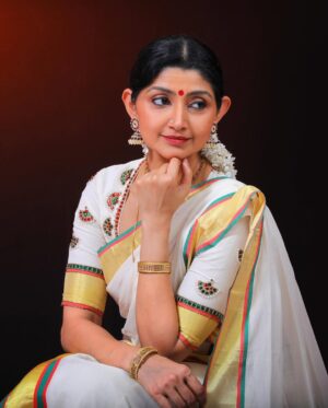 Divyaa Unni Instagram - Absolutely in love with this exquisite handloom set mundu featuring a stunning red and green kara and kasavu combo. Each thread is woven with meticulous care, showcasing the artistry and dedication that goes into every piece. 

This unique weave is a beautiful representation of the rich heritage of Balaramapuram, where traditional handloom craftsmanship thrives. Zaitra-Couture takes immense pride in bringing these artisanal creations to life and customizes each collection with passion.

I feel incredibly honored to wear and represent such a timeless work of art. Stay tuned for more glimpses of new gorgeous collections! 💚❤️ 

PC: @anoopupaasana 
Saree : @zaitra_couture 
Blouse design: @vasudevan.arun 

#zaitra_couture #zaitraweaves #handloomheritage #setmundu #setsaree #purehandloom #artisan #keralasaree #handloomcollection