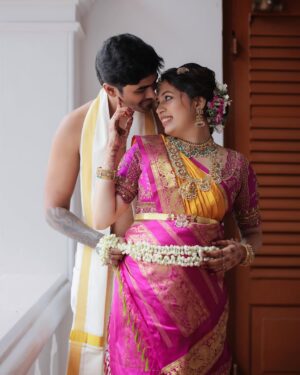 Diya Krishna Instagram - 5th month Pooja Ceremony! #Day1 🧿
Shot by @_stories_by_mathews__ @_mathews_photography
Jewellery @atelierbyregal @regaljewellers_in 
MUA @brahma_hairandmakeup 
Drapist @drapist_daira 
Event planner @grandoystereventplanners 
Designer Blouse from @santinni.in 
Hair Flower Accessories @blackgoldflowers