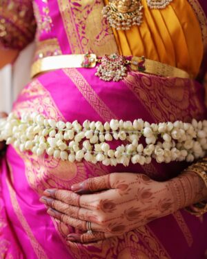 Diya Krishna Instagram - 5th month Pooja Ceremony! #Day1 🧿
Shot by @_stories_by_mathews__ @_mathews_photography
Jewellery @atelierbyregal @regaljewellers_in 
MUA @brahma_hairandmakeup 
Drapist @drapist_daira 
Event planner @grandoystereventplanners 
Designer Blouse from @santinni.in 
Hair Flower Accessories @blackgoldflowers