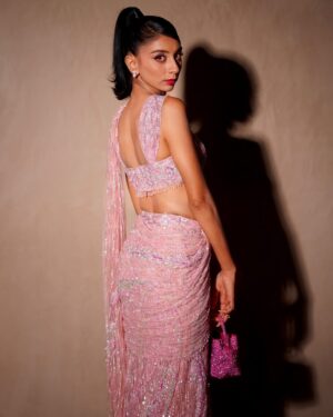 Dolly Singh Instagram - 🌷🌷🌷🌷

Dressed in and for the @falgunishanepeacockindia show at ICFW recently 💛
Makeup @makeupbybinachauhan 🙌
Hair @rajput_vee 💪🏾
Photos @thesagarrnagpal 💎