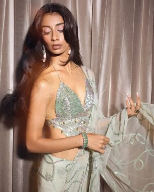 Dolly Singh Instagram - Gorom Lagche♨️

Photographs by: @dinesh_ahuja
Styled by: @dollaypop
Asst:  @siyaamannuja @amey__2000 @maanyasaigal @vidhichabhadia2323 
@vatsalj31
Saaree: @amaare.in
Earrings: @goldenwindow @ascend.rohank
Bracelet: @nehalullajewellery
Rings: @nehalullajewellery @ishhaara
@ascend.rohank
Bag: @manaaiki_official
Make-Up: @areejsmakeup
Hair: @ramihalder