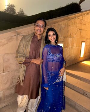 Dolly Singh Instagram - Dilli main shaadi season aur maut ke season ka saath main lutf uthate hue😂 
So much fun at chota bhai @mayankpandey_3 and @shubhangiverma1196 wedding, such sweethearts both of them and so in love! 🧿😭 
@komalpandeyofficial @siddharth93batra being the most beautiful, perfect hosts 🤩
I wore @aisharaoofficial felt like  Jasmine 😍with my honorary bengali babu @manuchaturvedi 😂 
Makeup and hair by my baby @makeupbybinachauhan 🤌🏽
Thank you @quirkbrandconsulting 🩷
