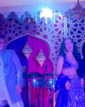 Dolly Singh Instagram - Dilli main shaadi season aur maut ke season ka saath main lutf uthate hue😂 
So much fun at chota bhai @mayankpandey_3 and @shubhangiverma1196 wedding, such sweethearts both of them and so in love! 🧿😭 
@komalpandeyofficial @siddharth93batra being the most beautiful, perfect hosts 🤩
I wore @aisharaoofficial felt like  Jasmine 😍with my honorary bengali babu @manuchaturvedi 😂 
Makeup and hair by my baby @makeupbybinachauhan 🤌🏽
Thank you @quirkbrandconsulting 🩷