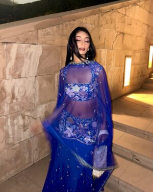 Dolly Singh Instagram - Dilli main shaadi season aur maut ke season ka saath main lutf uthate hue😂 
So much fun at chota bhai @mayankpandey_3 and @shubhangiverma1196 wedding, such sweethearts both of them and so in love! 🧿😭 
@komalpandeyofficial @siddharth93batra being the most beautiful, perfect hosts 🤩
I wore @aisharaoofficial felt like  Jasmine 😍with my honorary bengali babu @manuchaturvedi 😂 
Makeup and hair by my baby @makeupbybinachauhan 🤌🏽
Thank you @quirkbrandconsulting 🩷