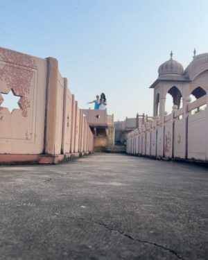 Dolly Singh Instagram - Celebrated this birthday with some of my favourite people on this planet evaaaa! Honestly Im so grateful to have them in my life and feel so loved, my heart aches! 😭😭 

Missed you so much @siddharth93batra 🤧

Had some amazing time at Tijara Fort Palace @neemrana.hotels 🩷 (not a collab)