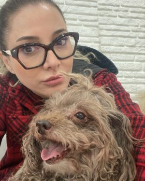Dolunay Soysert Instagram - Yıl,sınırlarımı fazlasıyla zorlayarak başladı.Kızgın,gönlü kırık ve isyanda olduğum çok şey var.Aslında bu fotoğraf dizisi tamirat sürecim.Kayıtlara geçeyim ki bu dönemi hiç unutmayayım istedim.Gülebildiğim her ana şükrederek “Hadi Dolunay yapacak çok iş var”🎈