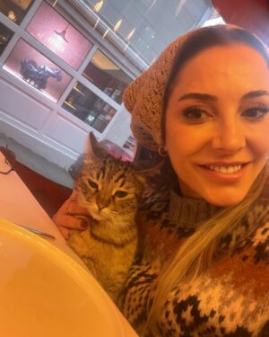 Dolunay Soysert Instagram - Yıl,sınırlarımı fazlasıyla zorlayarak başladı.Kızgın,gönlü kırık ve isyanda olduğum çok şey var.Aslında bu fotoğraf dizisi tamirat sürecim.Kayıtlara geçeyim ki bu dönemi hiç unutmayayım istedim.Gülebildiğim her ana şükrederek “Hadi Dolunay yapacak çok iş var”🎈