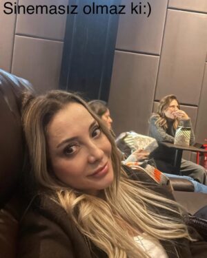 Dolunay Soysert Instagram - Yıl,sınırlarımı fazlasıyla zorlayarak başladı.Kızgın,gönlü kırık ve isyanda olduğum çok şey var.Aslında bu fotoğraf dizisi tamirat sürecim.Kayıtlara geçeyim ki bu dönemi hiç unutmayayım istedim.Gülebildiğim her ana şükrederek “Hadi Dolunay yapacak çok iş var”🎈