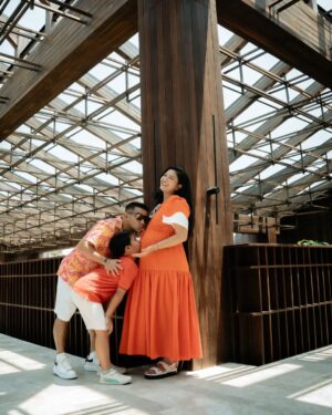 Duma Riris Silalahi Instagram - Liburan singkat,padat,mantaap!!

Sudah jadi kebiasaanku dan istriku @duma_riris untuk selalu kasi waktu terbaik untuk keluarga dan khususnya anak2.Karena waktu ga bisa diulang dan semaksimalnya
Kita selalu hadir buat mereka.

So, kemarin anak2 liburan sekolah seminggu. Langsung kita gas ke Bali walaupun mutusinnya last minute.😁

Kali ini kita milih stay di daerah Sanur tepatnya @themerusanur. 
Asyik dan keren banget hotelnya.  Jadi banyak foto2 deh kita.

Liburan singkat yang berasa sangat singkat. Yang penting Bumil dan anak2 happy😘

Sekarang kita gass kerja lagi.Semangat!!